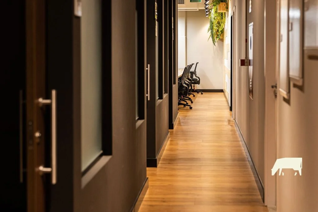 Ambiente de coworking moderno para escolher um coworking ideal para sua empresa.
