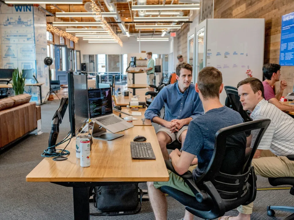 Equipe trabalhando em coworking para empresas em crescimento