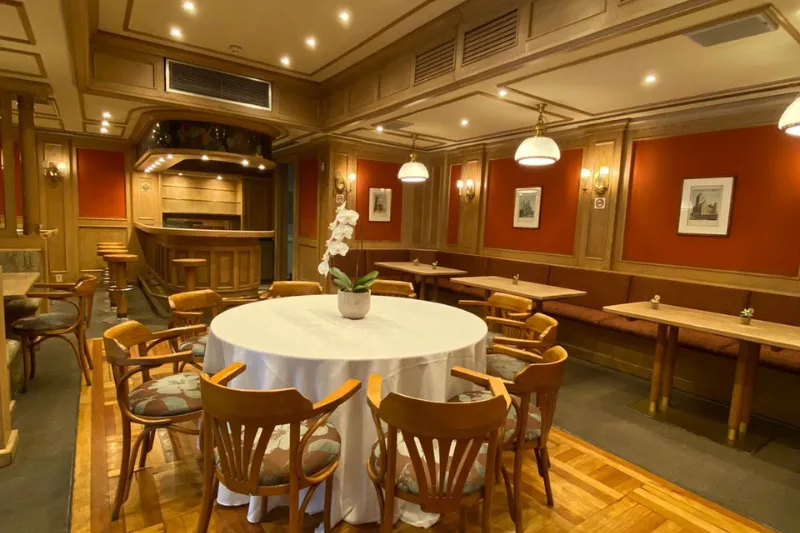 Pub do Club Transatlântico em montagem de mesas redondas para jantar