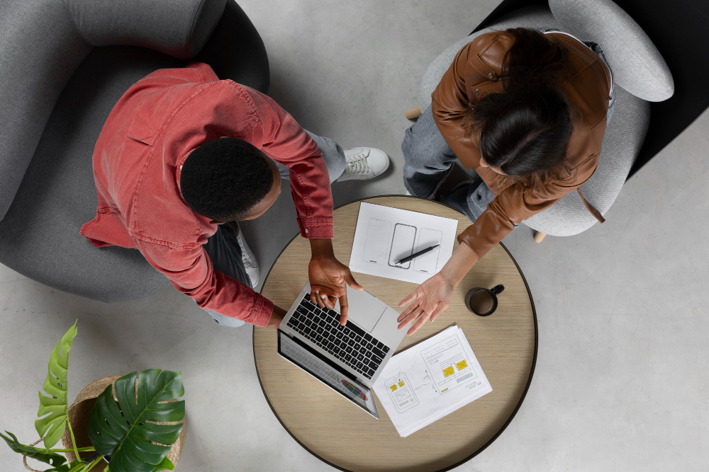 Pessoas conversando sobre quando é necessário optar por endereço comercial