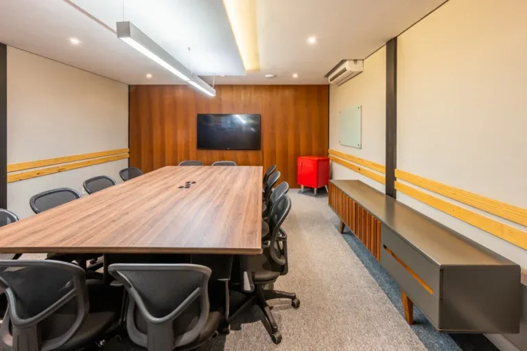 Sala de reunião equipada com mesa e cadeiras ergonômicas