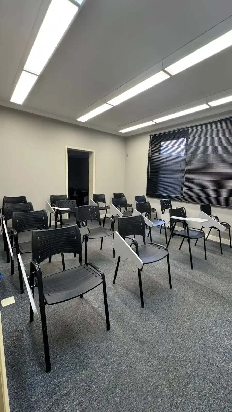 Sala Colaboração da unidade COW Centro em Joinville, montada em formato auditório
