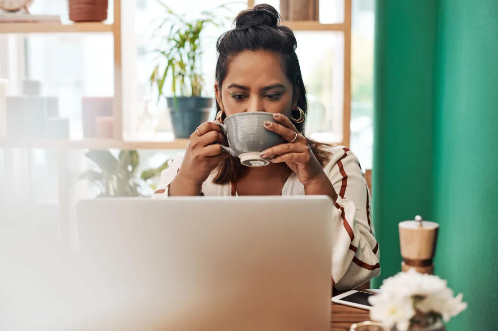 Mulher trabalhando usando diária avulsa no coworking