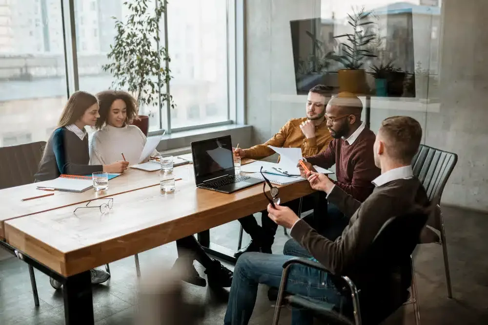 Equipe corporativa em uma sala de reunião profissional