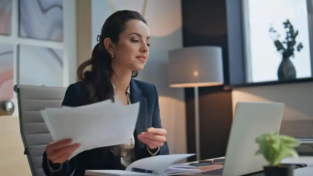 Mulher lidando com demandas corporativas com um endereço fiscal com inscrição estadual