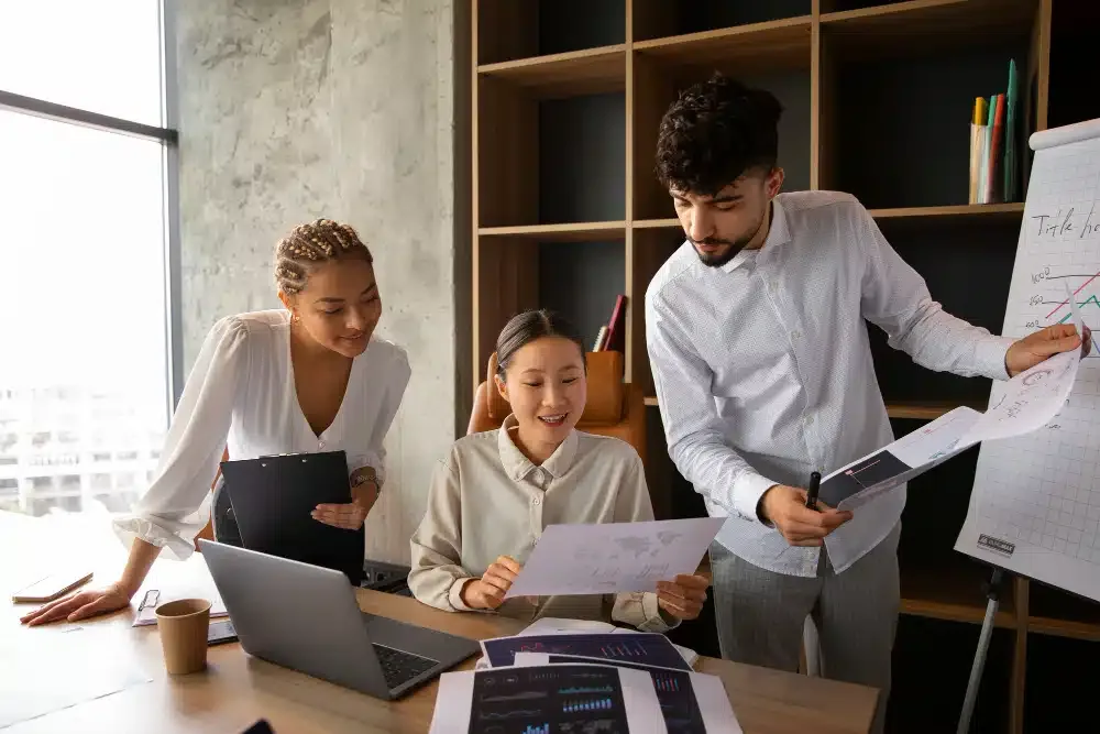 equipe vivenciando uma organização do ambiente de trabalho