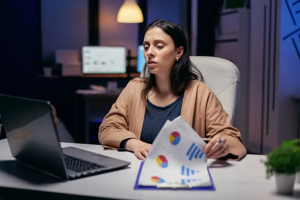 Mulher pesquisando como reduzir custos fixos de uma empresa