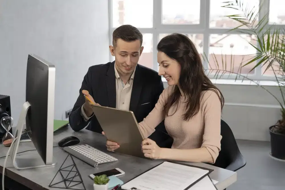 Equipe procurando por melhores coworkings em São Paulo