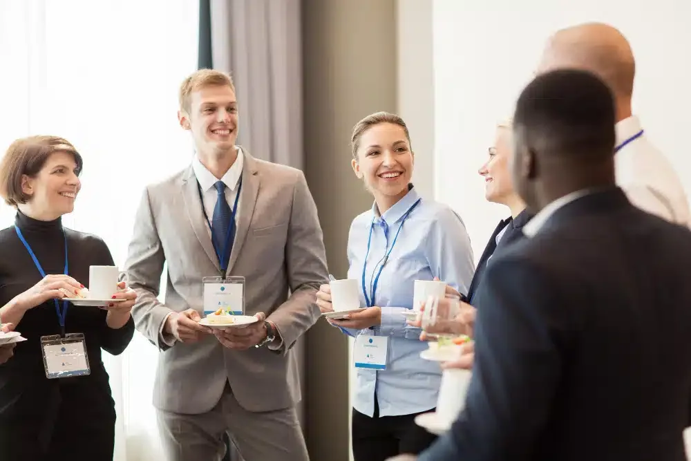 Profissionais aproveitando networking em coworking e fortalecendo imagem profissional
