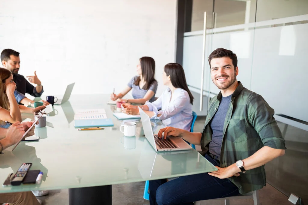 Colegas trabalhando em coworking representa o fim do home office