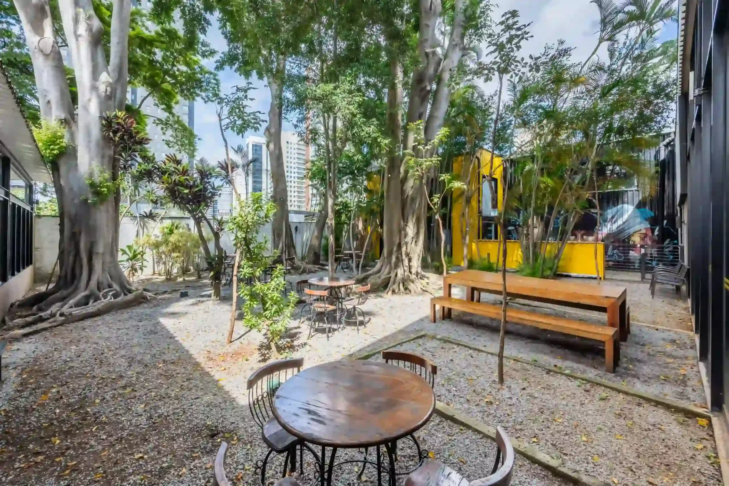 Jardim externo da unidade COW Berrini em outro ângulo