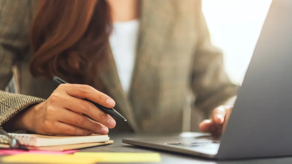 Profissional trabalhando em coworking com estratégia asset light