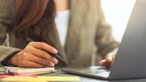 Profissional trabalhando em coworking com estratégia asset light