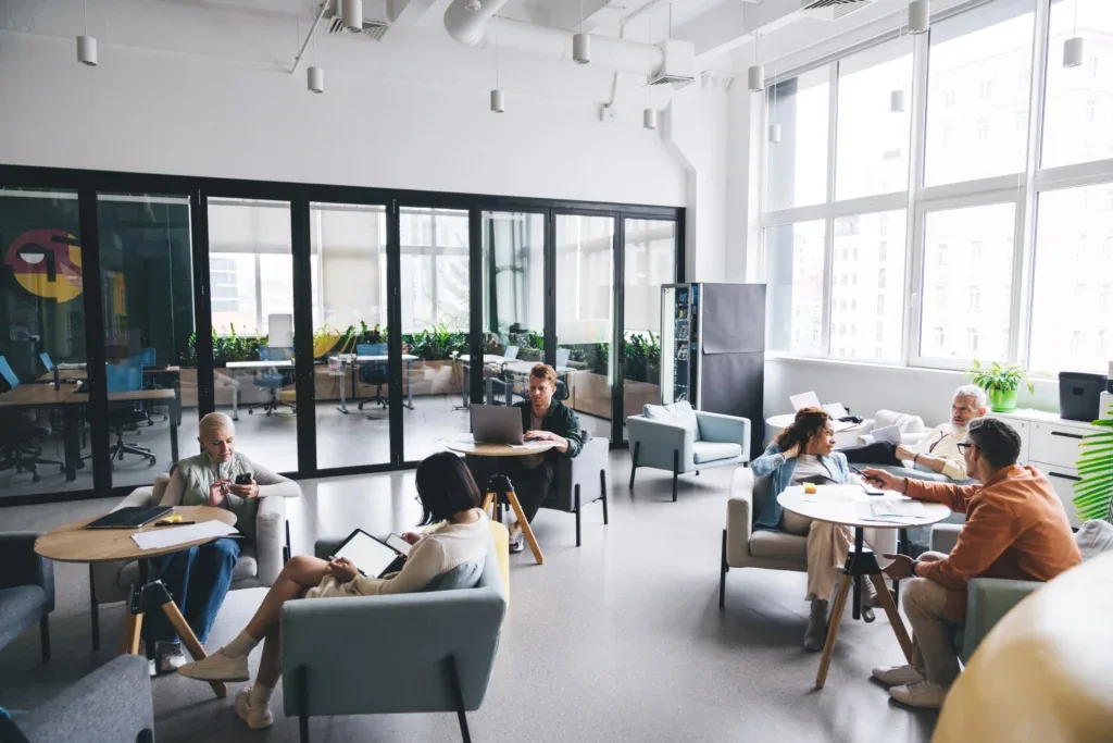 Coworking e hub de inovação com estações de trabalho, salas de reunião e área de convivência
