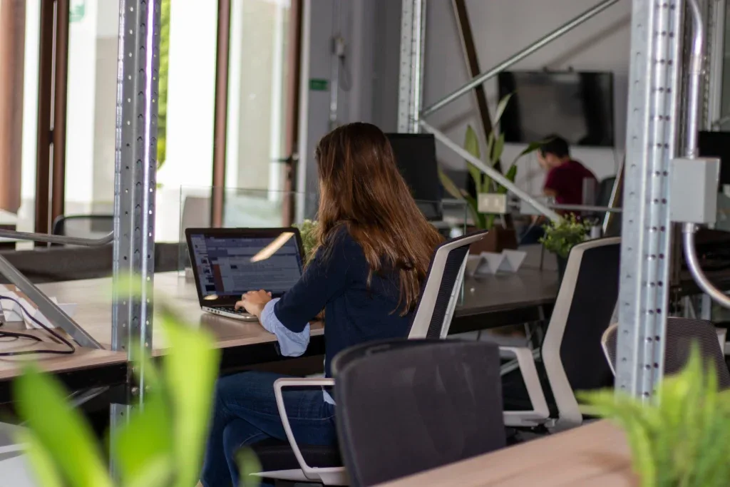 Profissional de uma one person company trabalhando em um coworking