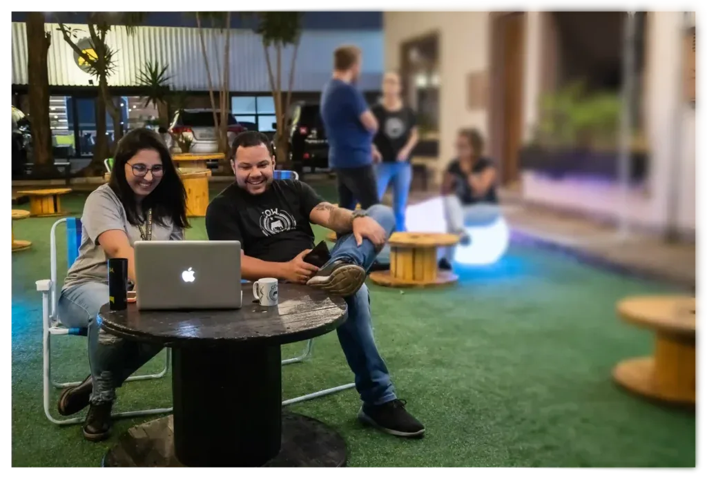 Casal trabalhando em modelo Anywhere Office