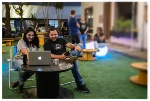 Casal trabalhando em modelo Anywhere Office