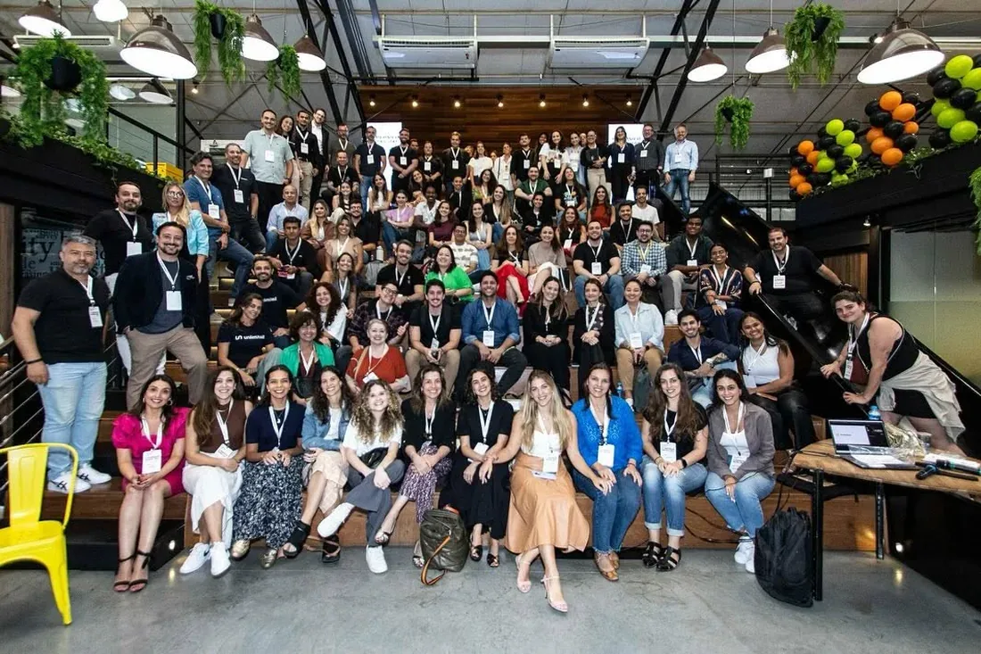 Plateia cheia em evento corporativo realizado na Arquibancada do COW Berrini