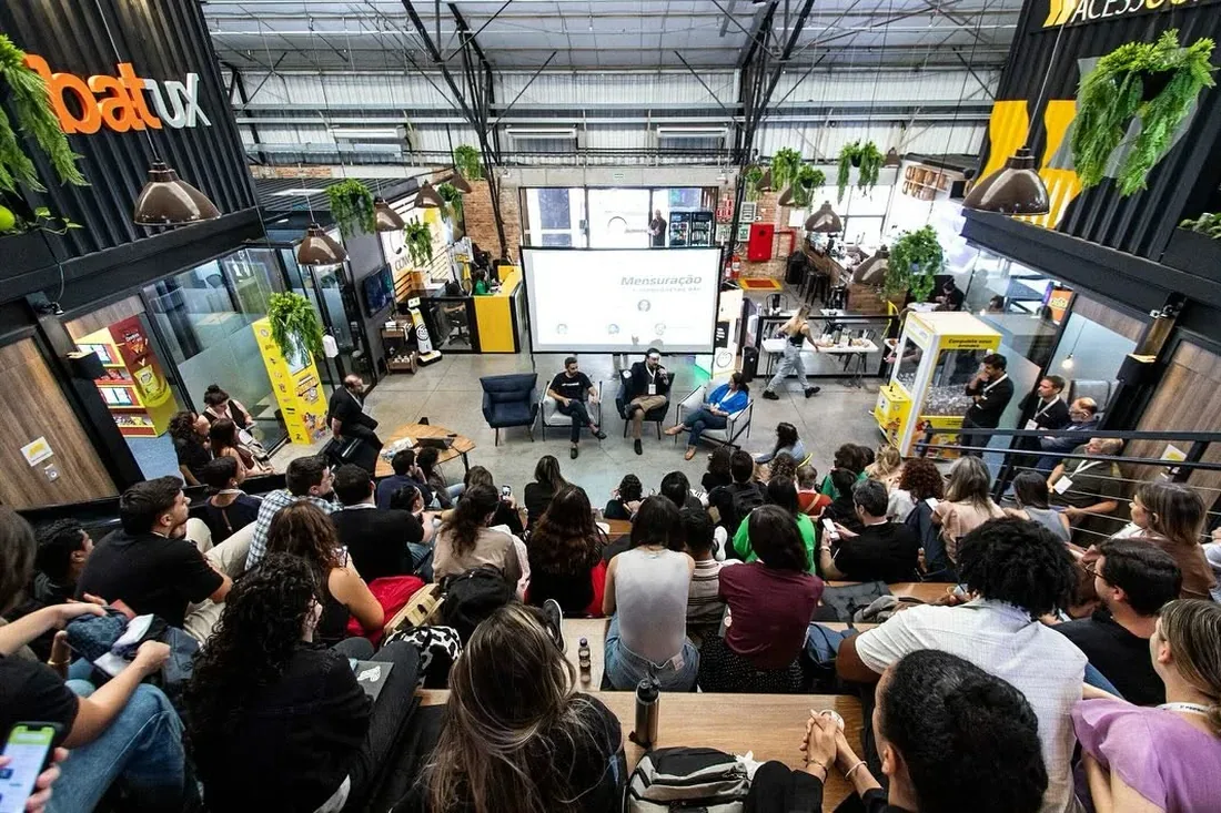 Palestra com painel de convidados em evento realizado no COW