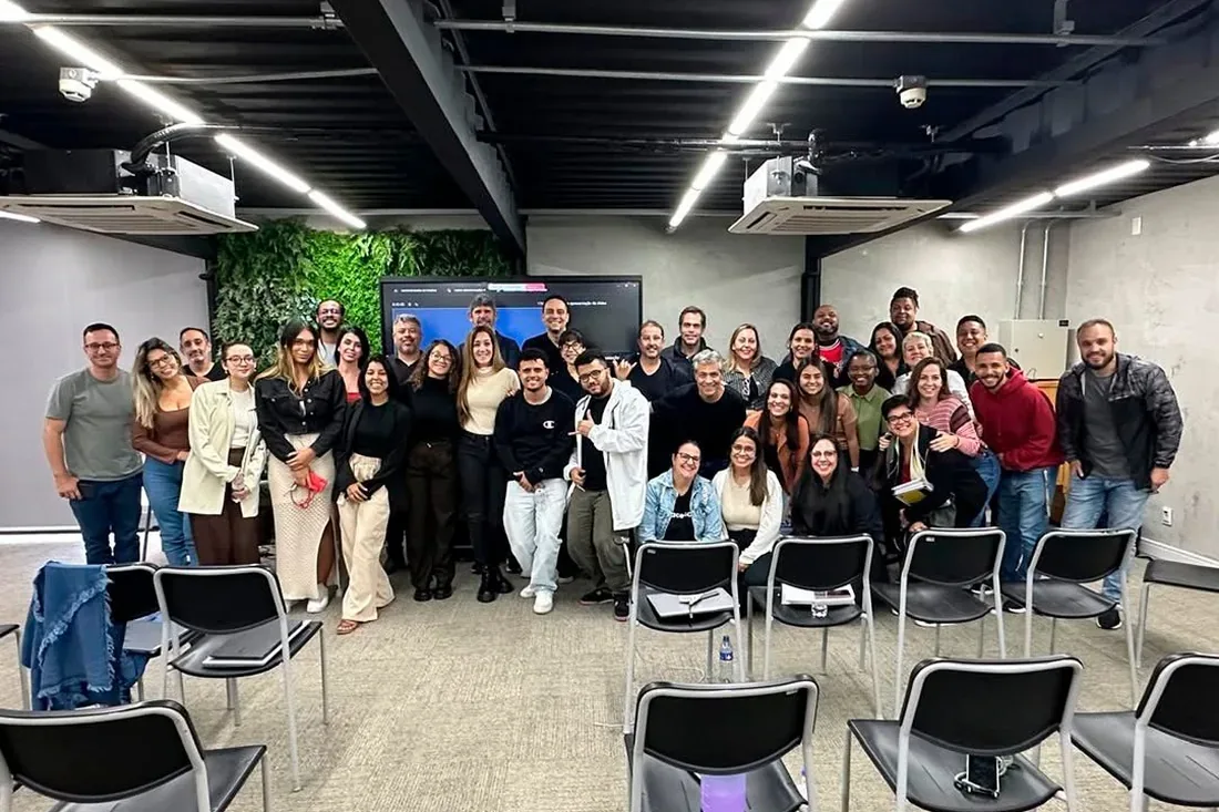 Turma reunida em treinamento fechado realizado em sala de evento do COW