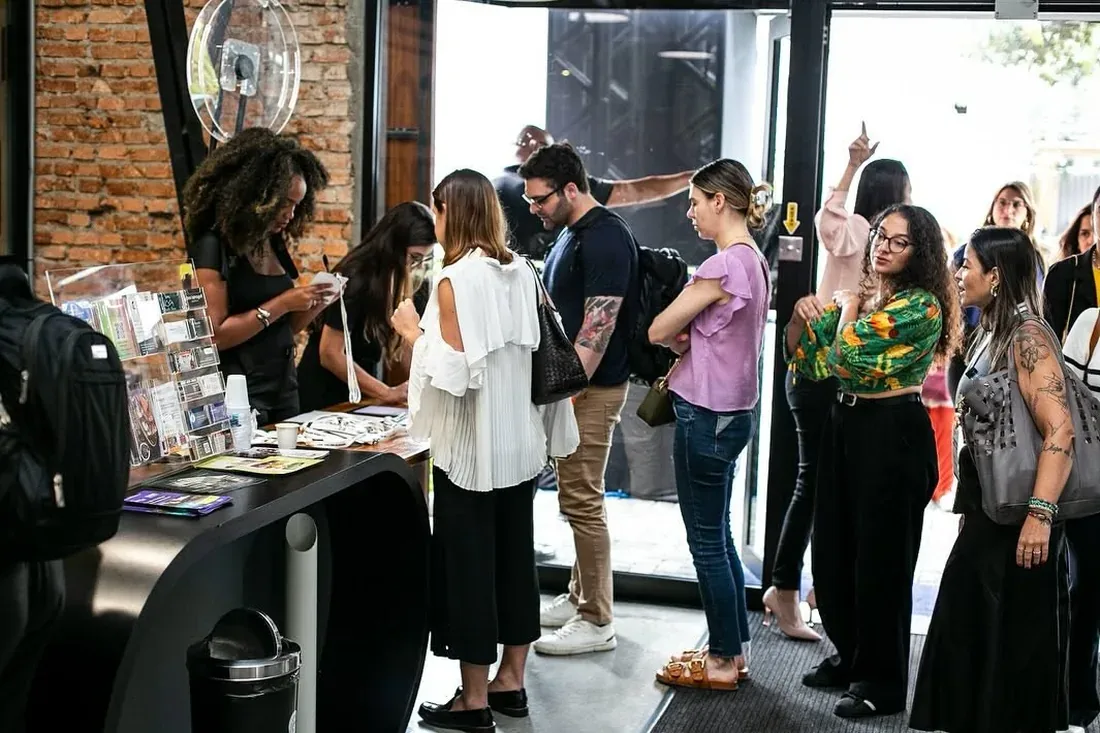Credenciamento e recepção de convidados na entrada de um evento no COW