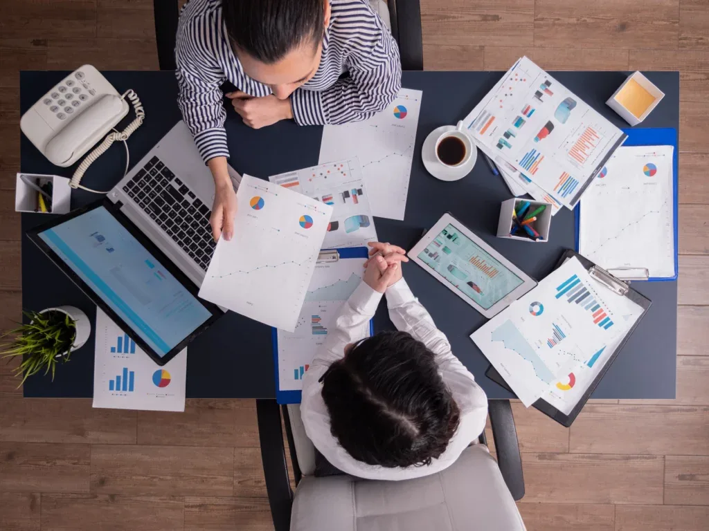 Empreendedor elaborando um plano de negócios para estruturar sua empresa