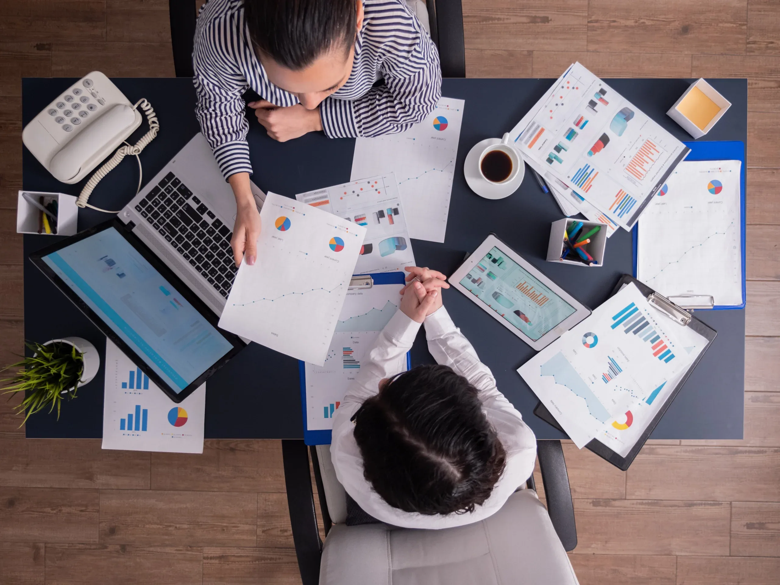 Empreendedor elaborando um plano de negócios para estruturar sua empresa