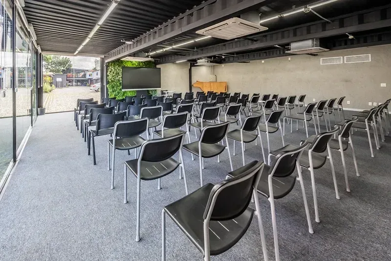 Container, espaço para eventos do COW Berrini, em formato auditório