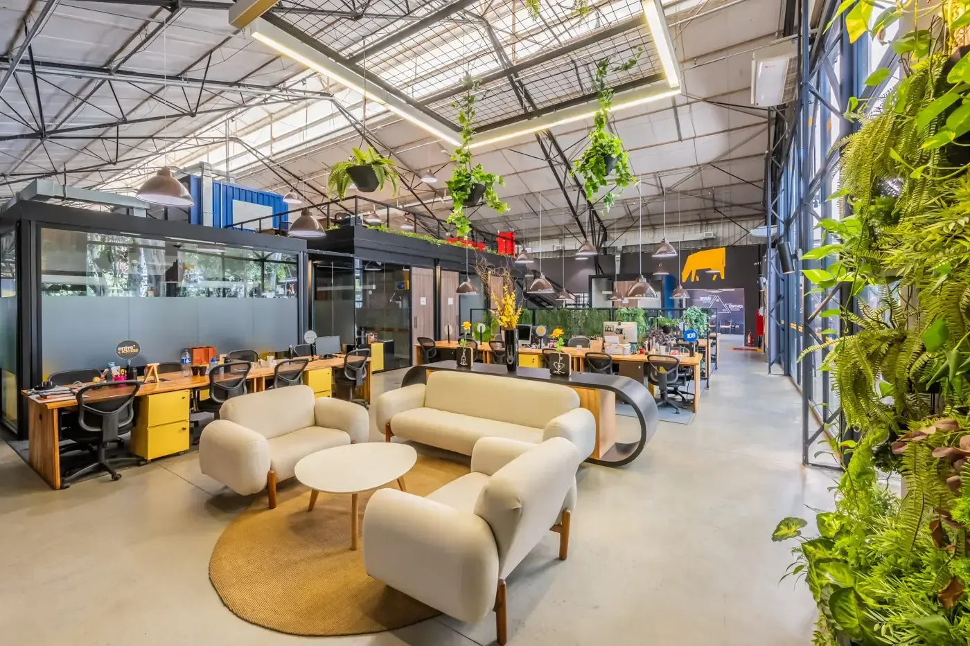Lounge e área de coworking do COW Berrini