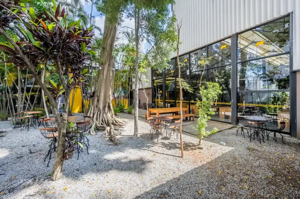 Jardim interno ao lado das áreas de trabalho do COW Berrini