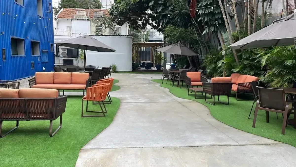 Villa COW, ambiente externo com sofás e gramado